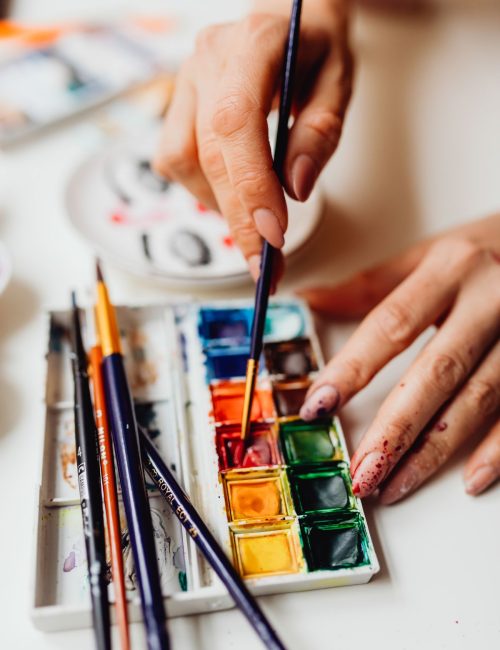 Mani, pennelli e colori per un laboratorio creativo